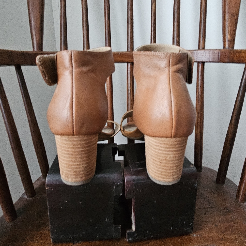 Women's Vionic Tan Leather Sandals Sz 9 - Picture 4 of 4
